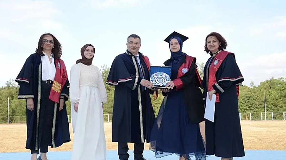 BUÜ'de sağlık ordusunun yeni neferleri belgelerini aldı