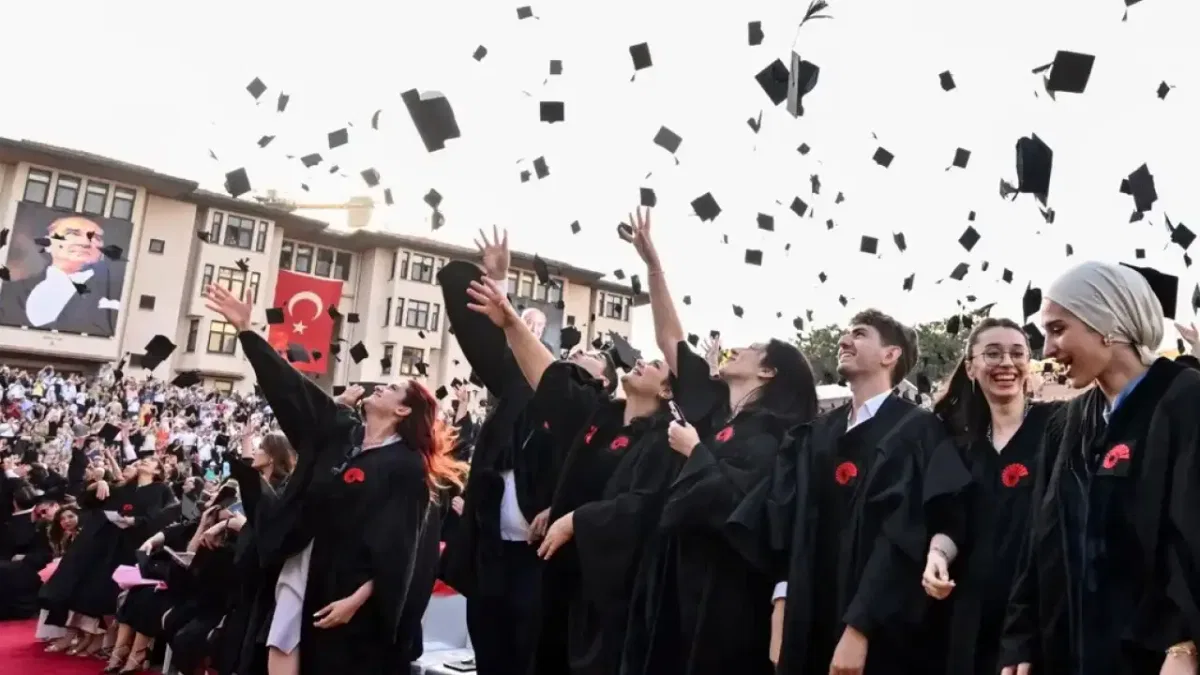 Koç Üniversitesi'nde 32’inci dönem mezuniyet sevinci