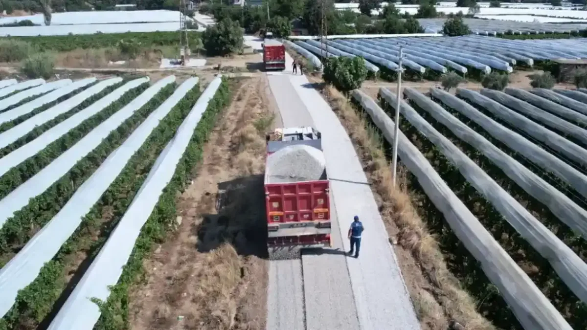 Manisa Sarıgöl’de hasat öncesi yollar yenileniyor