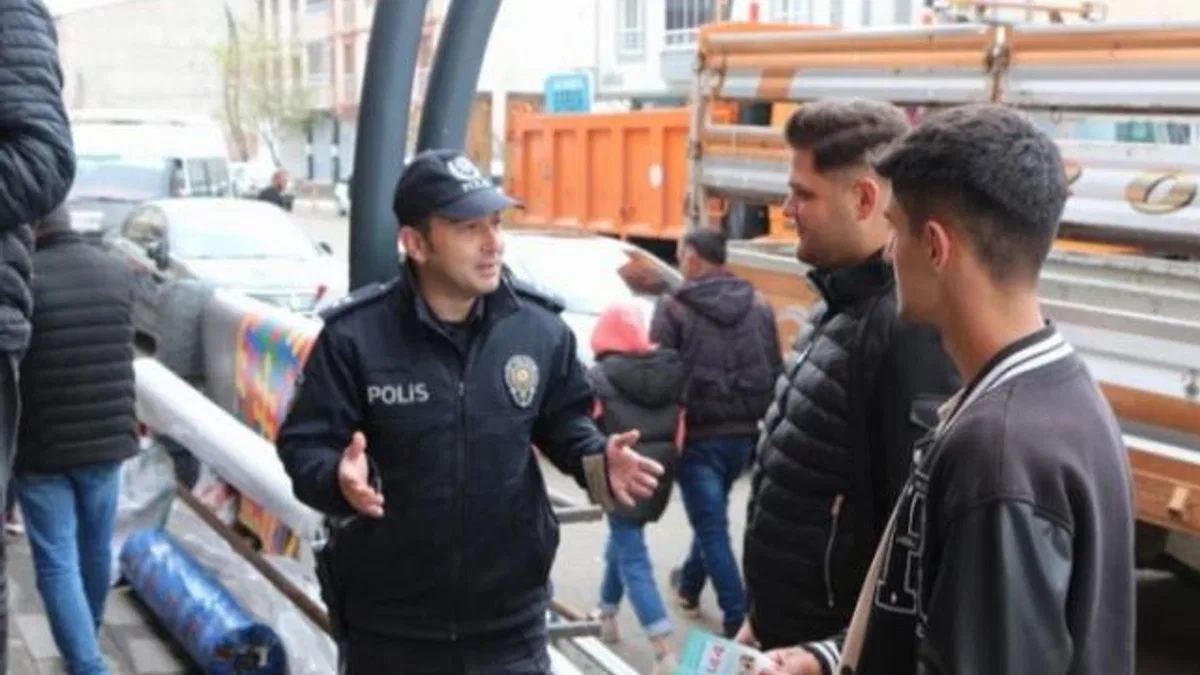 Bingöl’de polis vatandaşı kapı kapı bilinçlendiriyor