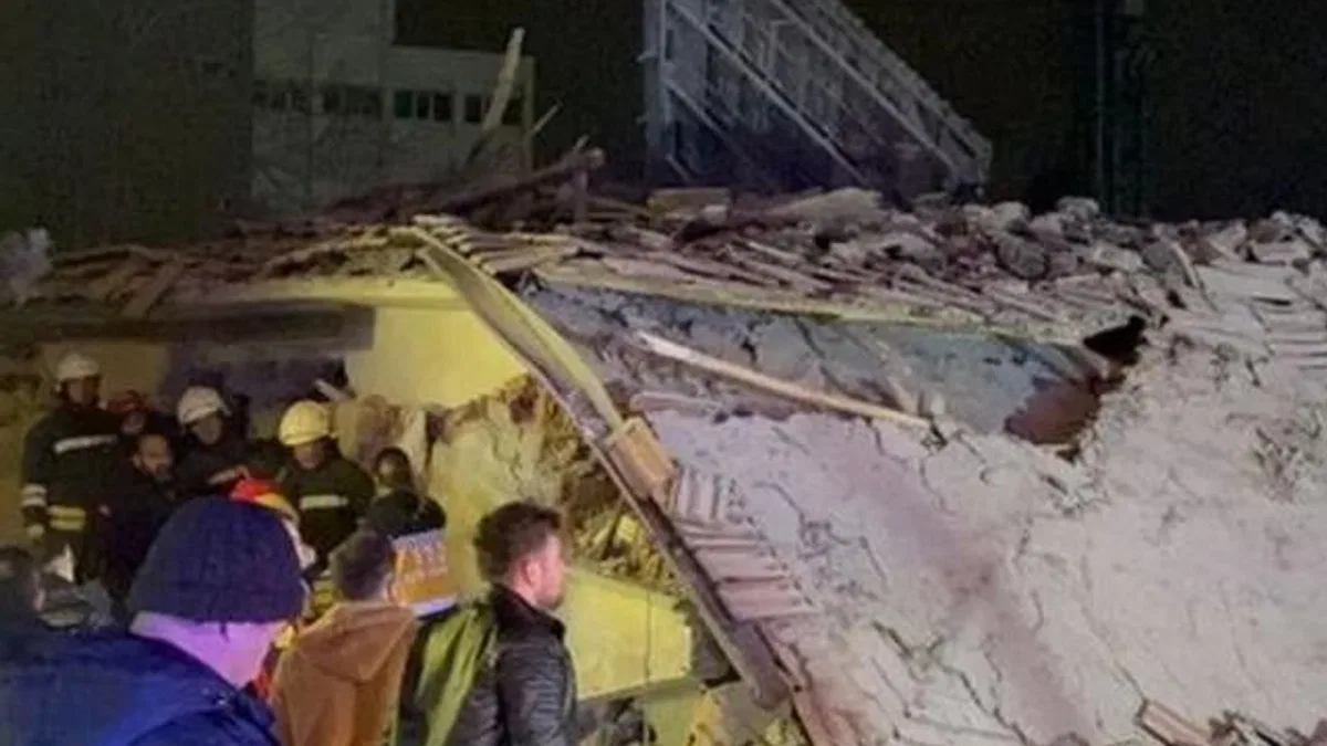 Konya'da bina çöktü