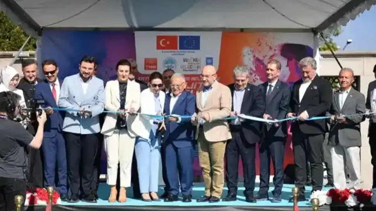 Kayseri Büyükşehir'den ‘Mobil Dijital Gençlik Merkezi’