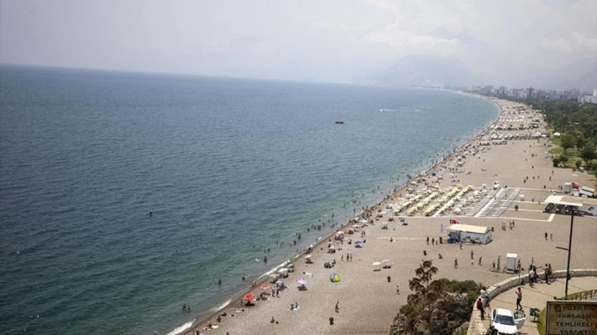 Antalya ve Muğla sahillerinde bayram tatili yoğunluğu yaşanıyor