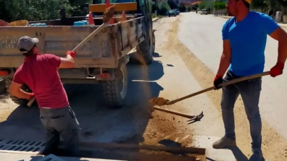 Manisa Alaşehir'de yağmur suyu ızgaralarına bakım