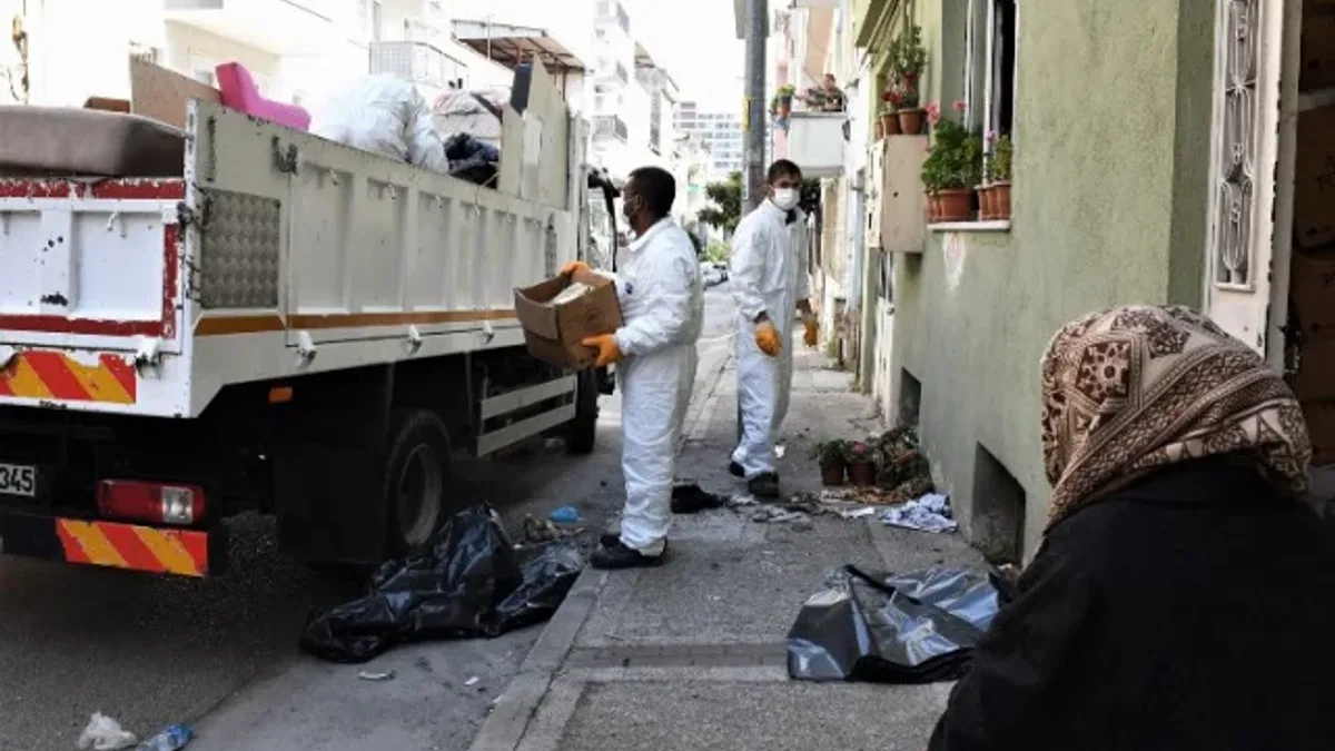 Bursa Osmangazi'de yine çöp ev... 2 kamyon eşya çıktı