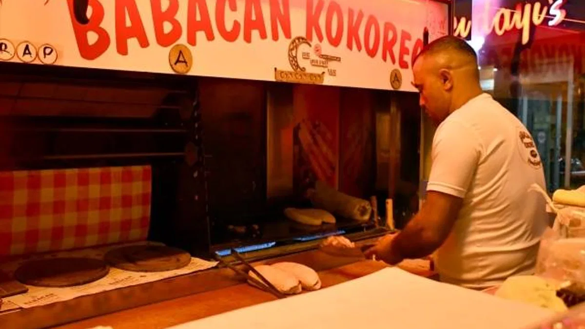 Ayakkabı boyacılığında öğrendiği ritimle müşterilerine kokoreç hazırlıyor
