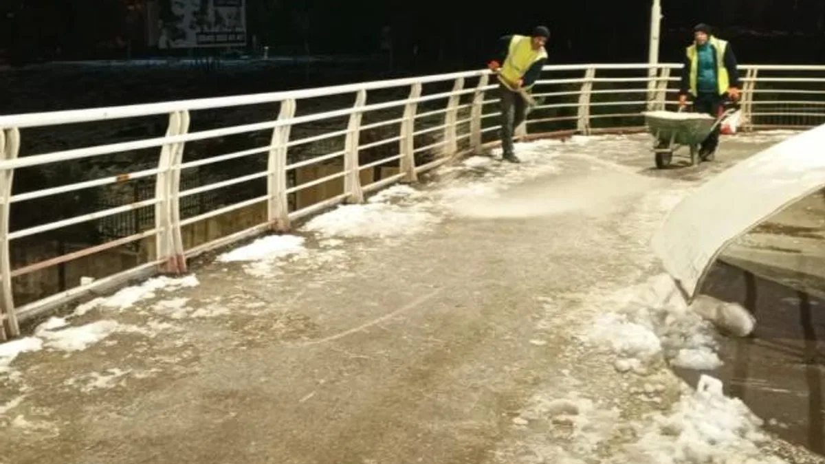 Kocaeli'nde üst geçitlere buzlanma müdahalesi
