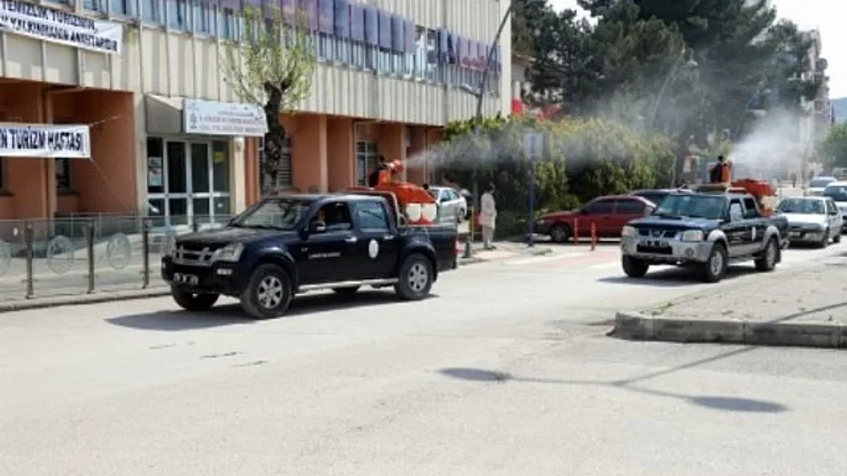 Caddeler gül suyu kokuyor