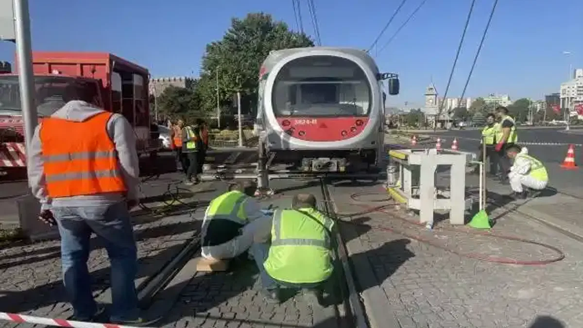 Kayseri'de halk otobüsüyle çarpışan tramvay raydan çıktı