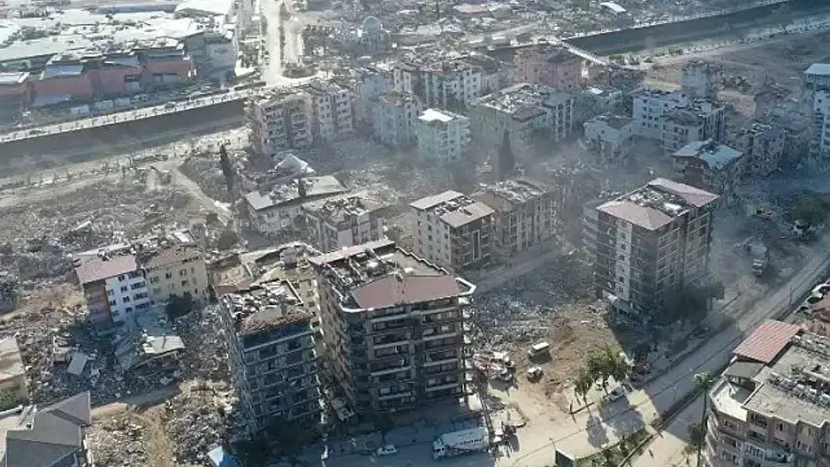 Hatay'da enkaz kaldırma sürüyor