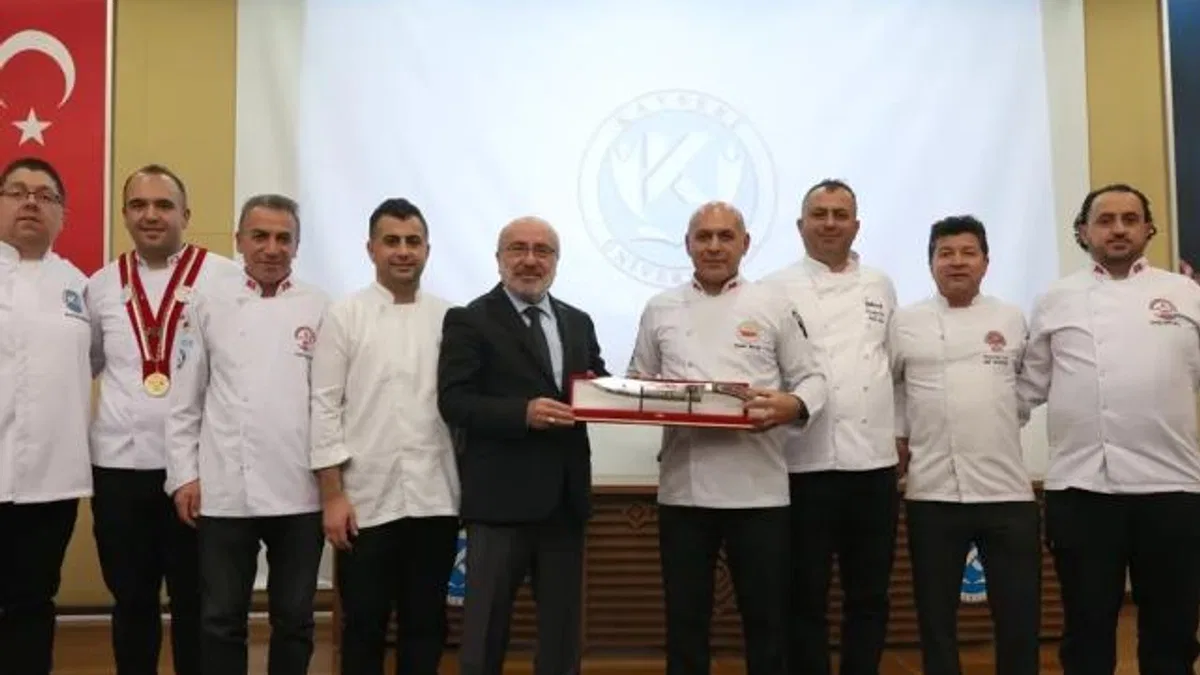 KAYÜ Aşçılık öğrencileri önlüklerini giydi