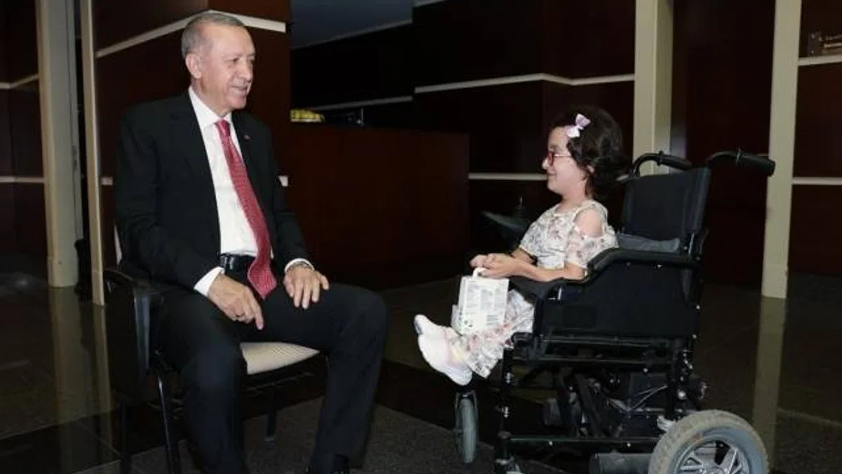 Cumhurbaşkanı Erdoğan cam kemik hastası Hira Cinali ve ailesini kabul etti
