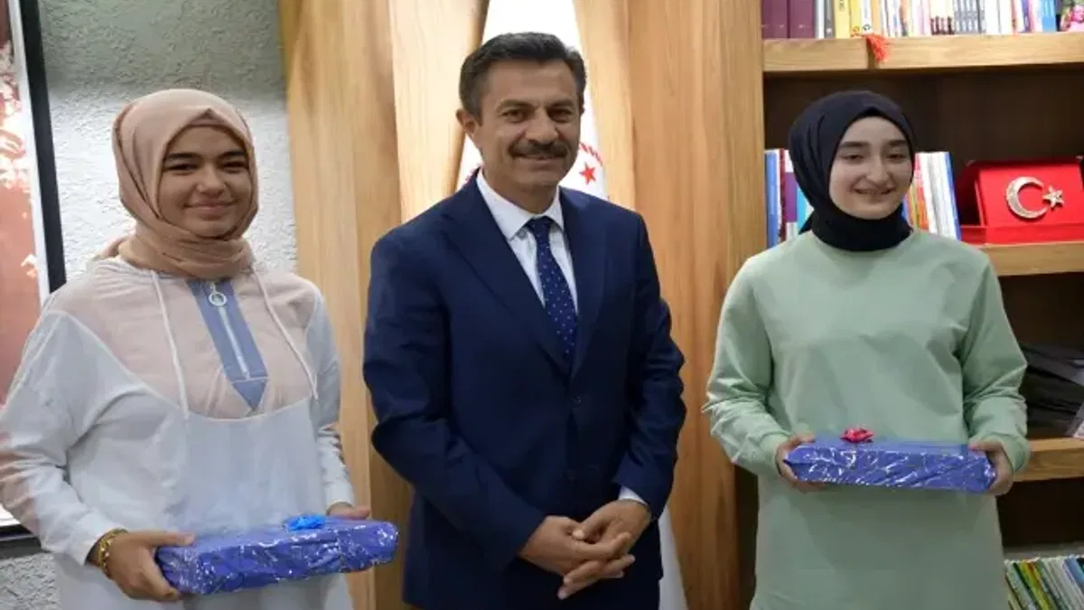 Sivas ve Kırşehir'de LGS sınavından tam puan alan öğrenciler ödüllendirildi