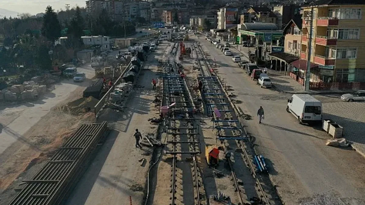 Kuruçeşme tramvayında sıra raylarda