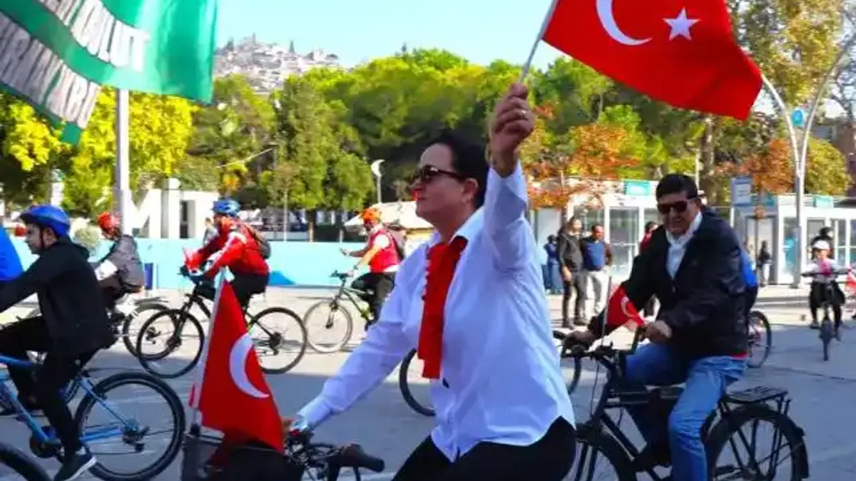 Kocaeli İzmit'te bisikletlilerden renkli kortej