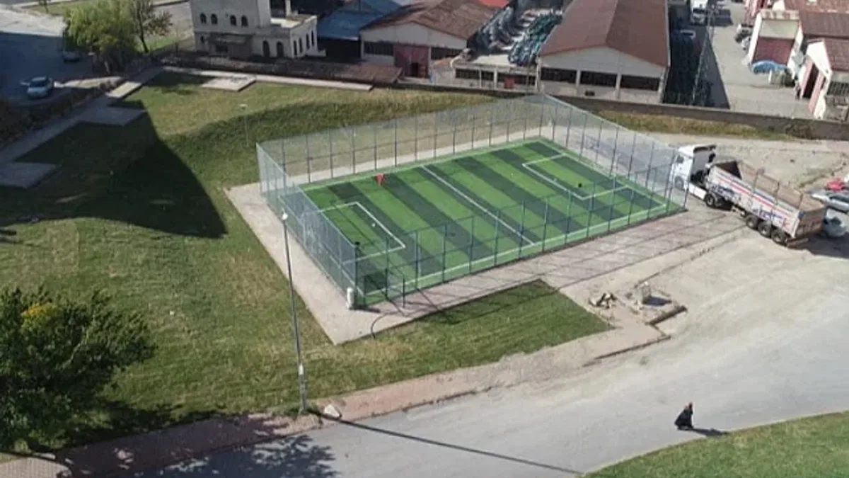 Kayseri Melikgazi'den gençlere futbol sahası