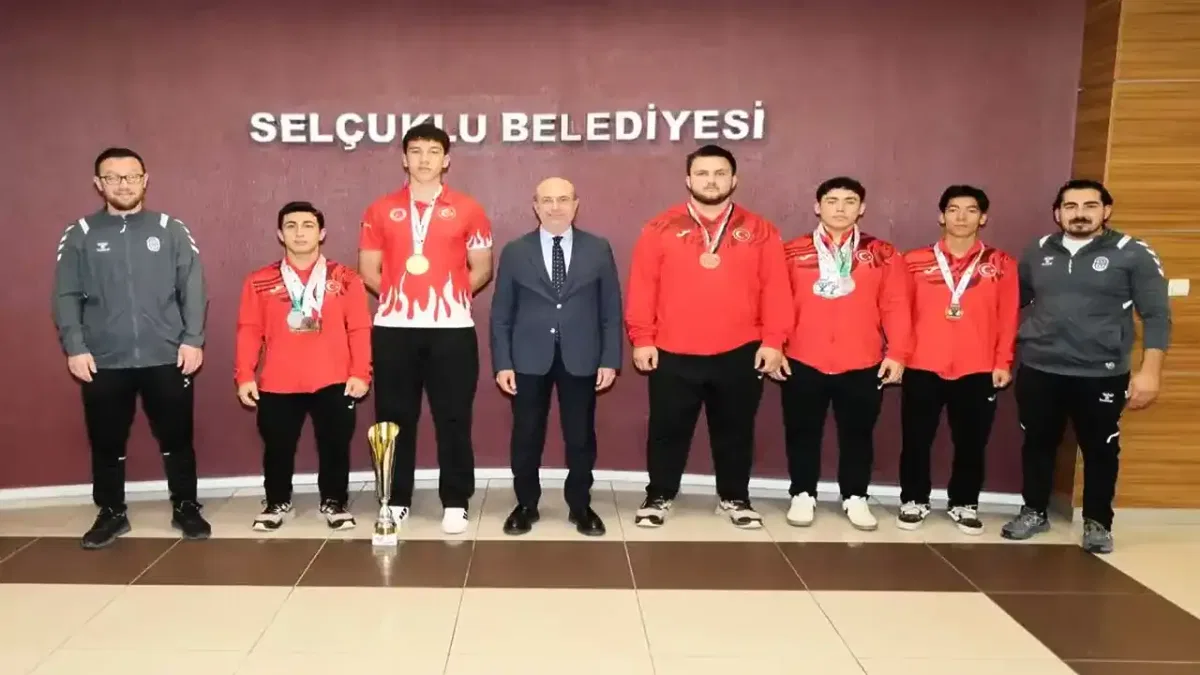 Selçuklu'dan uluslararası derecelerle dönen milli sporculara ödül
