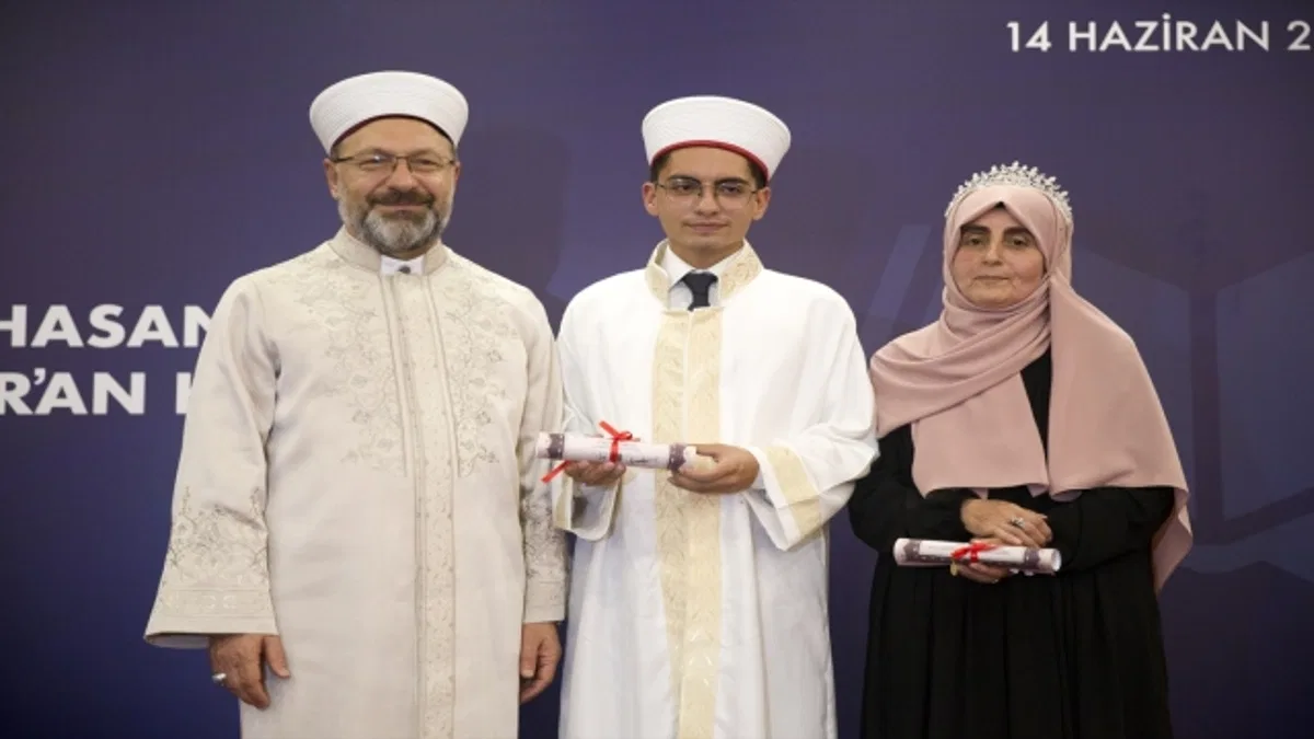 'Hafız olmak, son nefesine kadar Kur'an yolunda yürümek demektir'