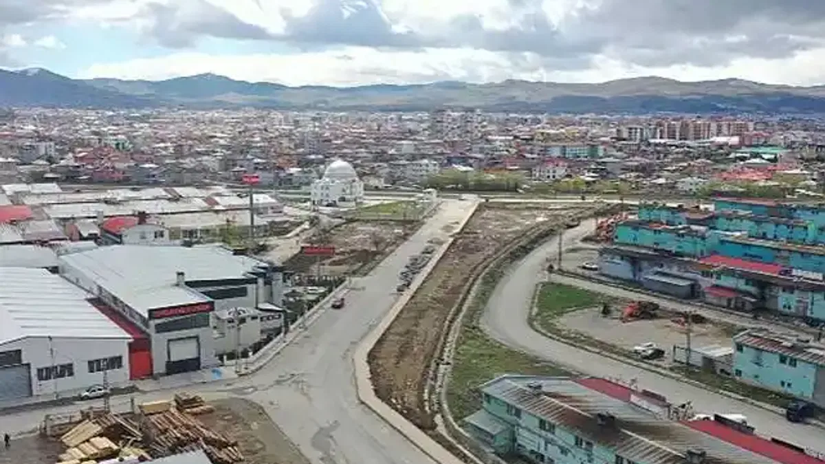 Van Büyükşehir Belediyesi Yeni Marangozlar Sanayi Sitesi'nde 12 dönümlük alanda park yapımına başladı