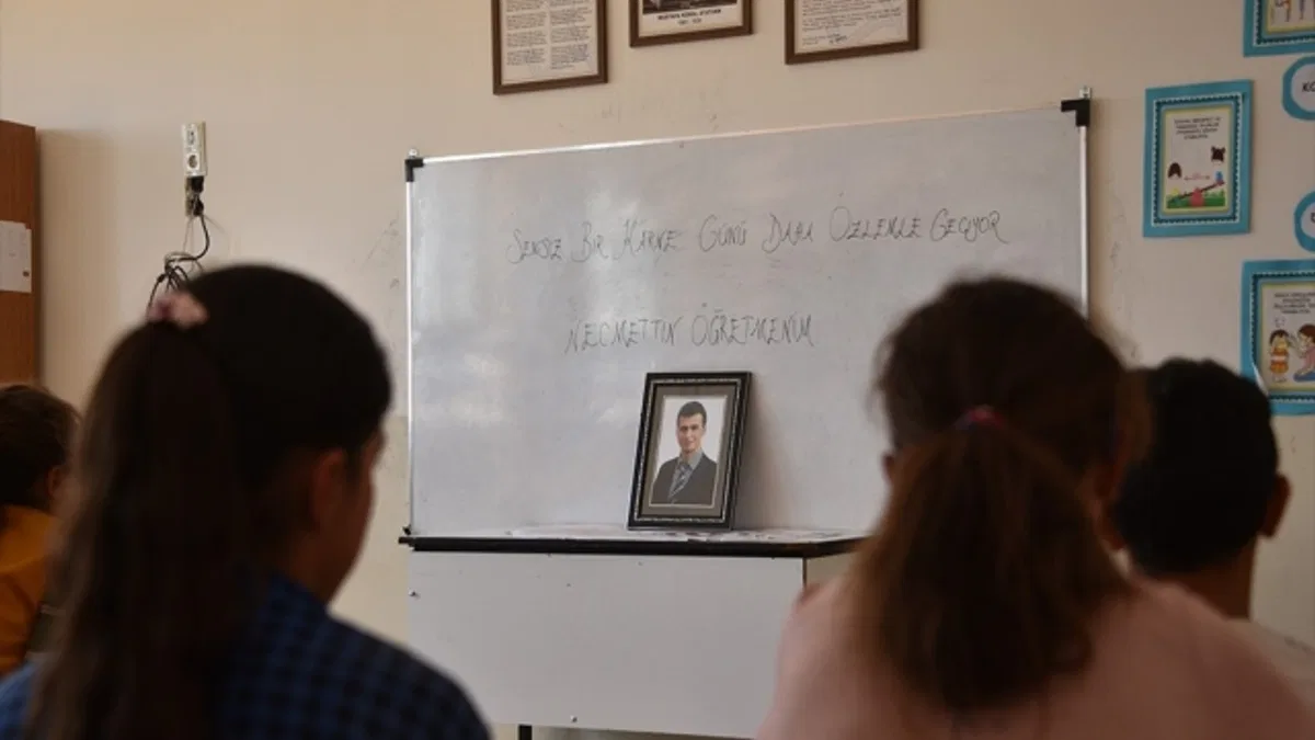 Öğrencileri, PKK'lı teröristlerce şehit edilen Necmettin Öğretmen'i karne gününde unutmadı