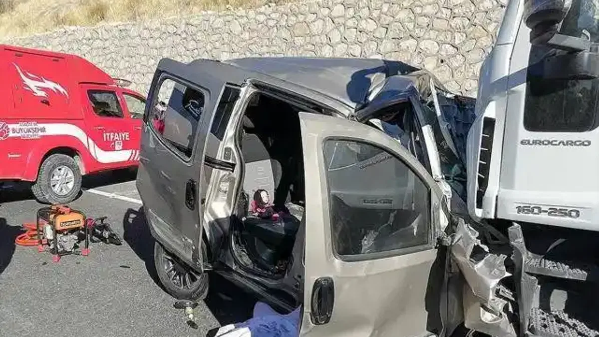Malatya'da tırla hafif ticari araç çarpıştı, 3 kişi öldü, 3 kişi yaralandı