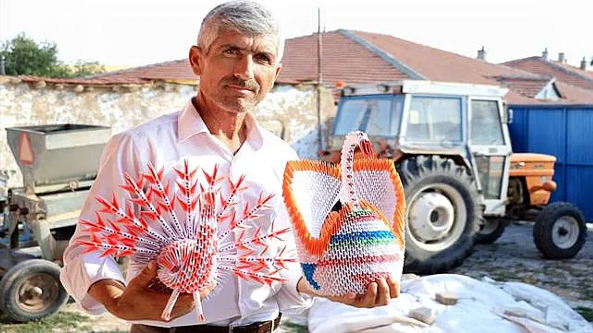 Tarlada yoğun geçen günün yorgunluğunu kağıt katlama sanatıyla atıyor