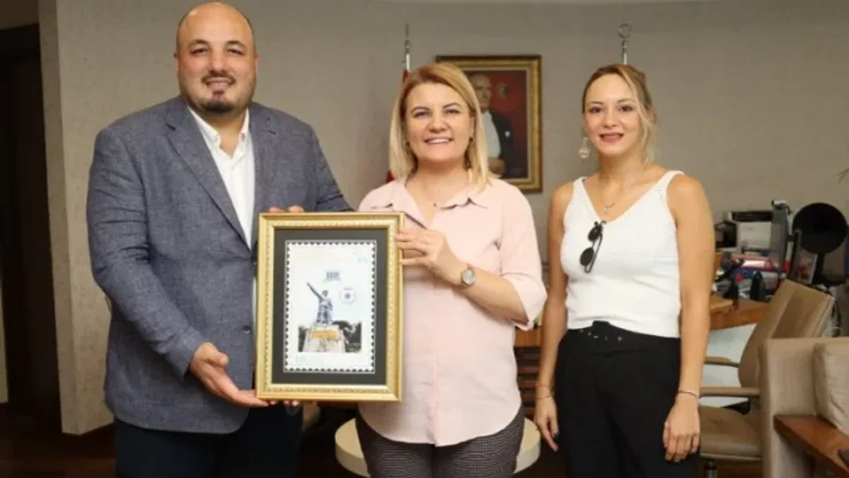 Cumhuriyetin 100. yılına özel pul Başkan Hürriyet'e hediye edildi