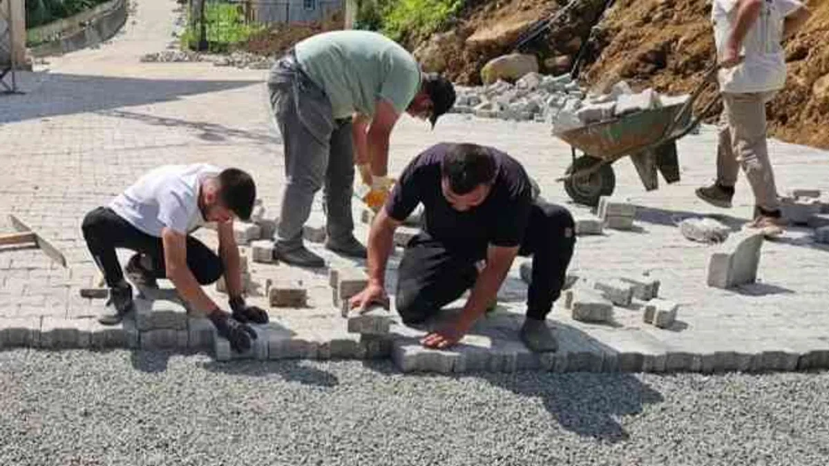 Artvin’de köy mahalle yollarına kilitli parke taşı