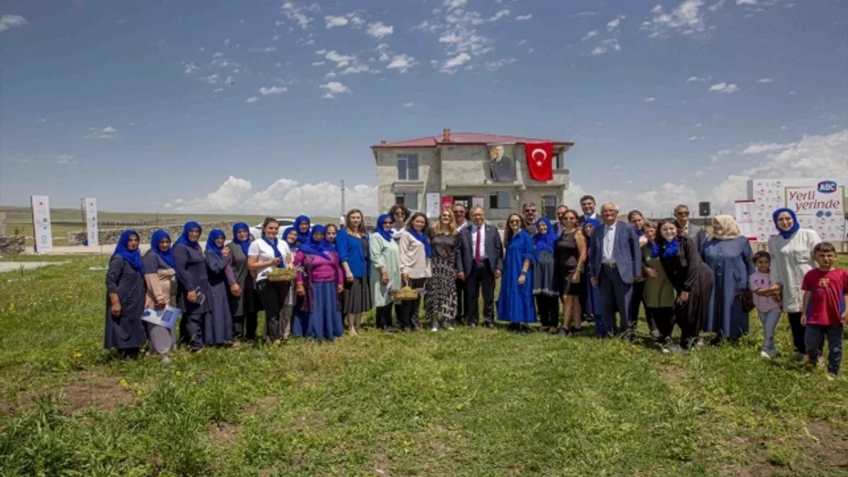 Karslı kadın çiftçiler, mavi kantaronla yıllık 7 milyon liralık gelir imkanına kavuşuyor