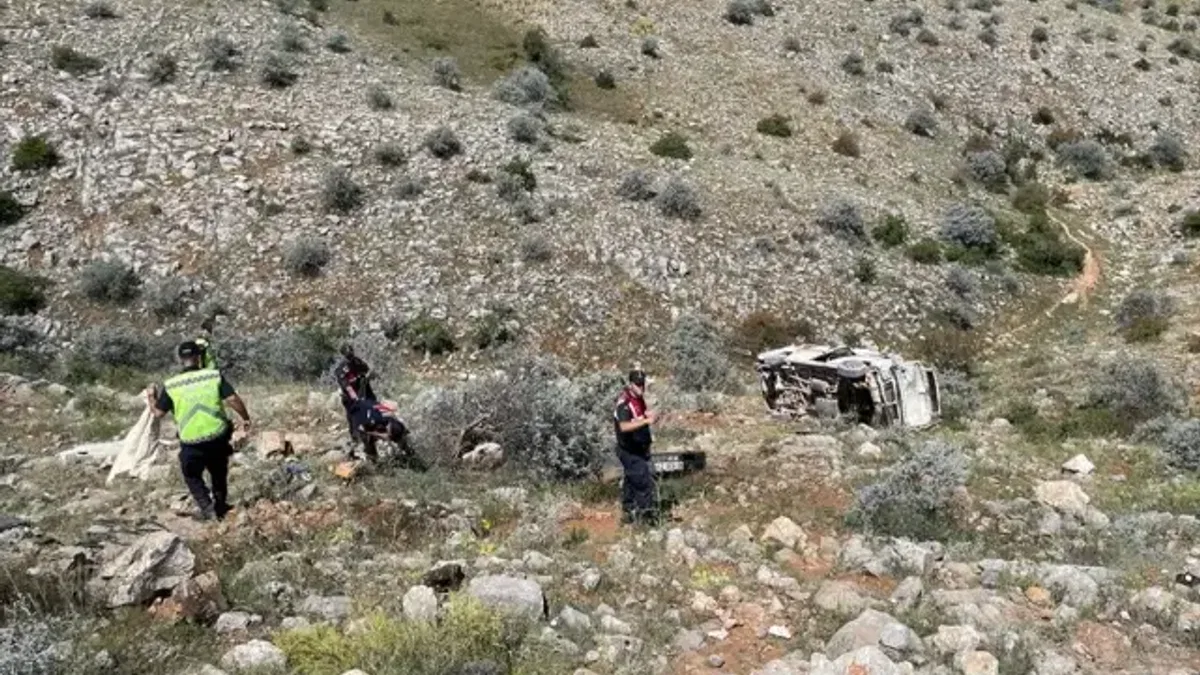 Konya'da tarım işçilerini taşıyan midibüsün devrilmesi sonucu 2 kişi öldü, 18 kişi yaralandı