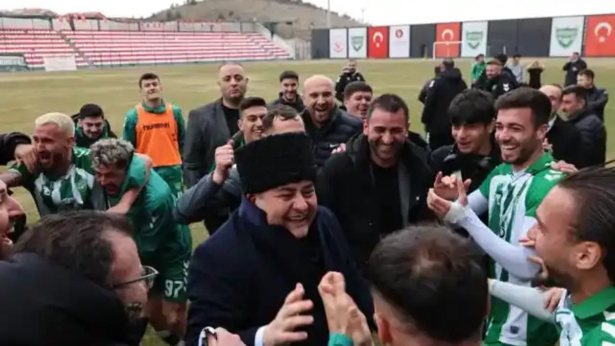 Başkan Özarslan Bağlumspor’a tribünden destek verdi