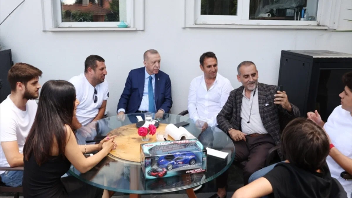 Cumhurbaşkanı Erdoğan, vatandaşlarla sohbet edip çay içti