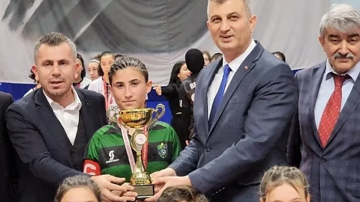 Gölcük Barbaros Hayrettin Lisesi Futsal'da Kocaeli şampiyonu oldu