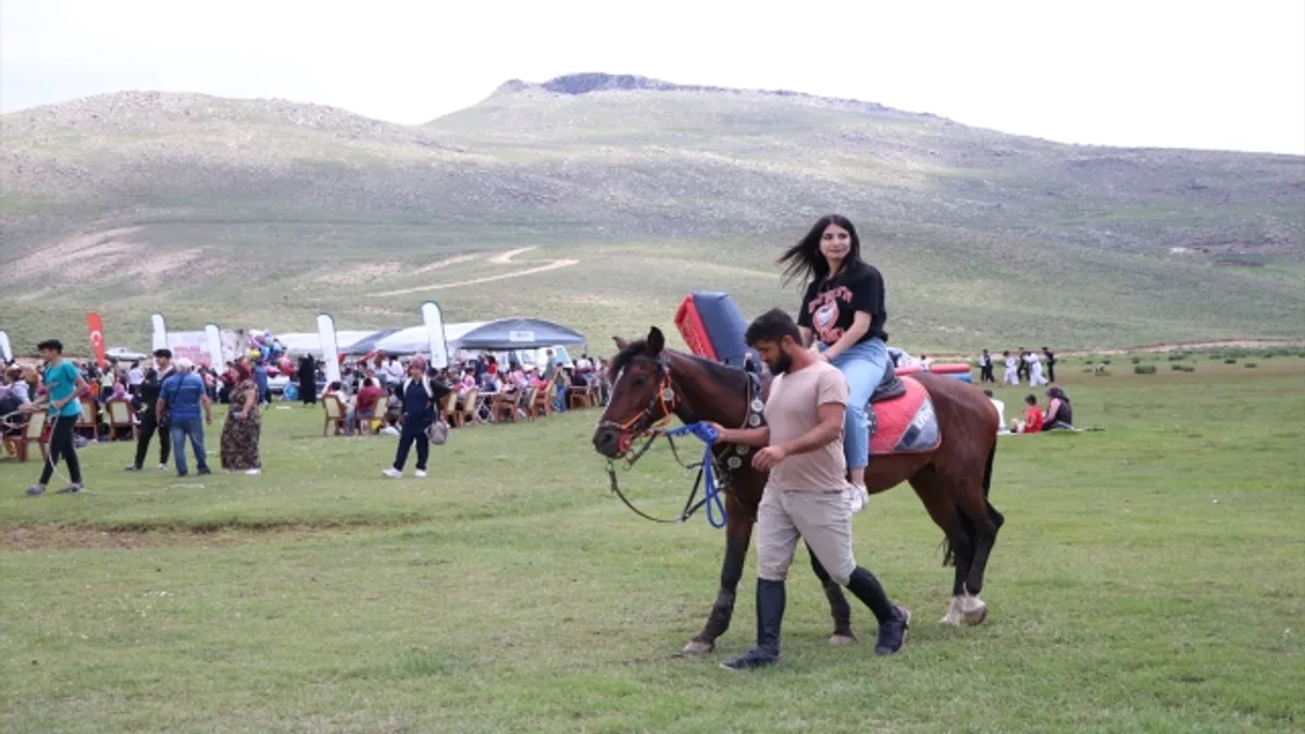 Niğde'de 1700 yetim piknikte buluştu