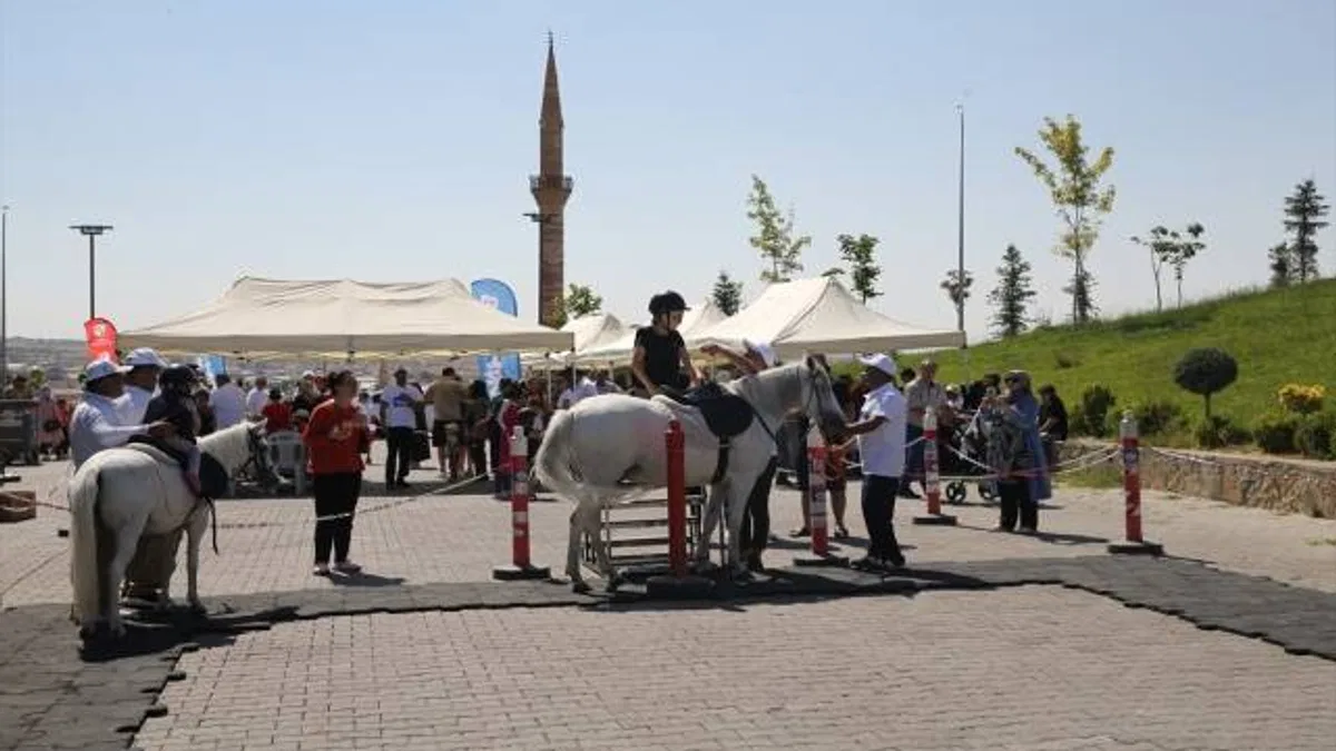 Nevşehir'de çocuklar atla gezdirildi