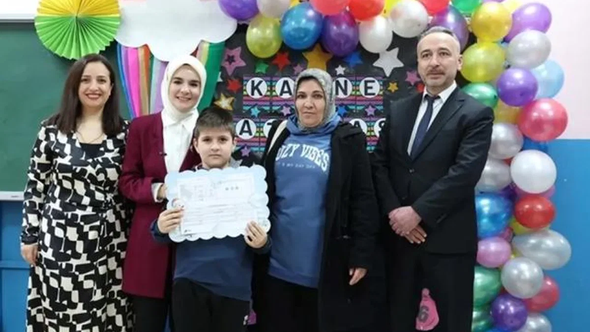 Bakan Göktaş, şehit ve gazi çocuklarının ilk karne heyecanına ortak oldu