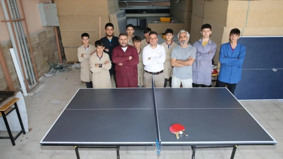 Meslek liseliler okullar için tenis masası mesaisinde