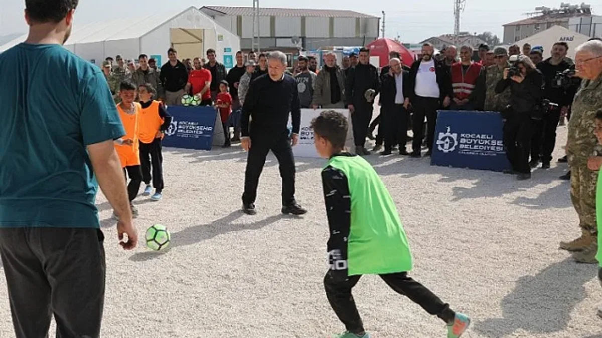 Bakan Akar çocuklarla futbol oynadı
