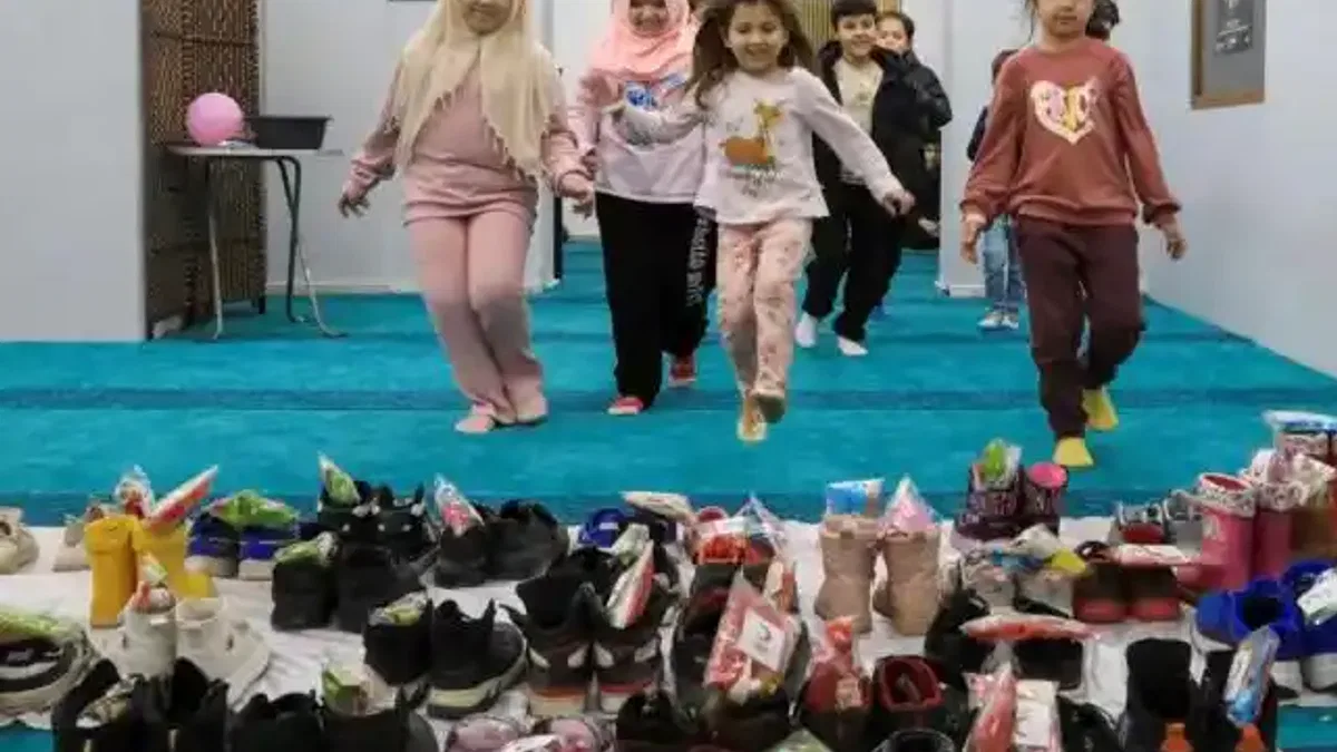 Kızılay gönüllülerinin ayakkabılara bıraktığı hediyeler yüz güldürdü