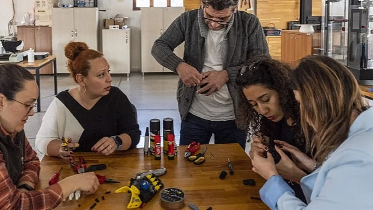 FabrikaLab İzmir'de Robotel üretildi