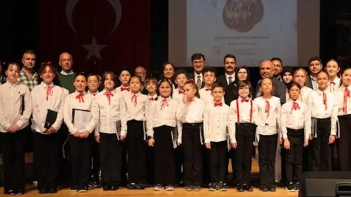 Kütahya'da minik seslerden türkü şöleni