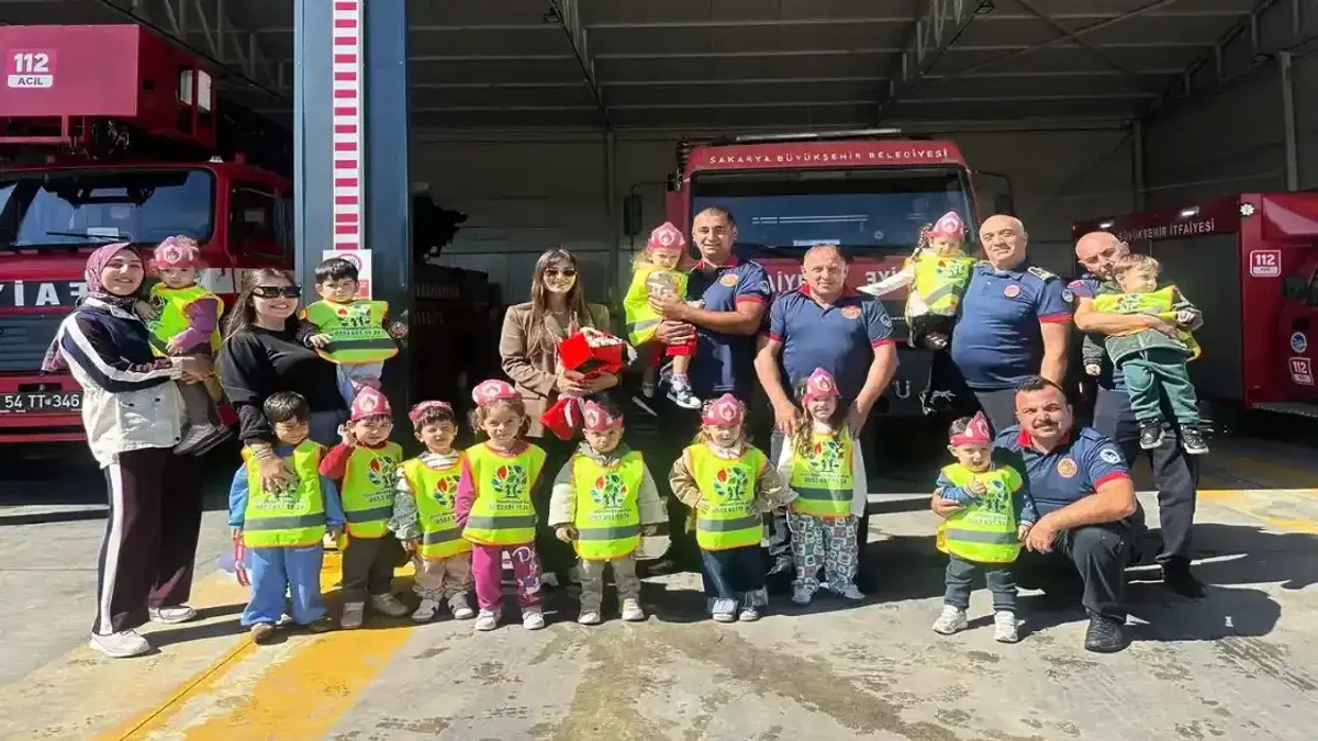Sakarya'da minikler itfaiyeciliği ve afet bilincini öğrendi