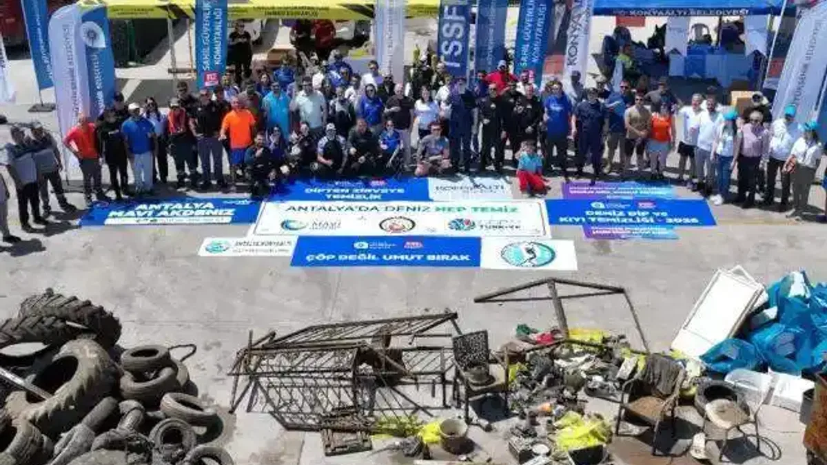 Antalya'da denizden çöp konteynırı çıktı