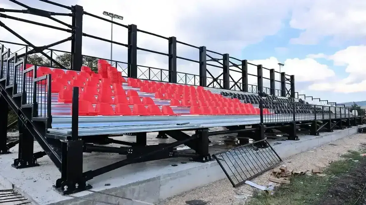 Sapanca Kurtköy sahasında tribünler hızla yükseliyor