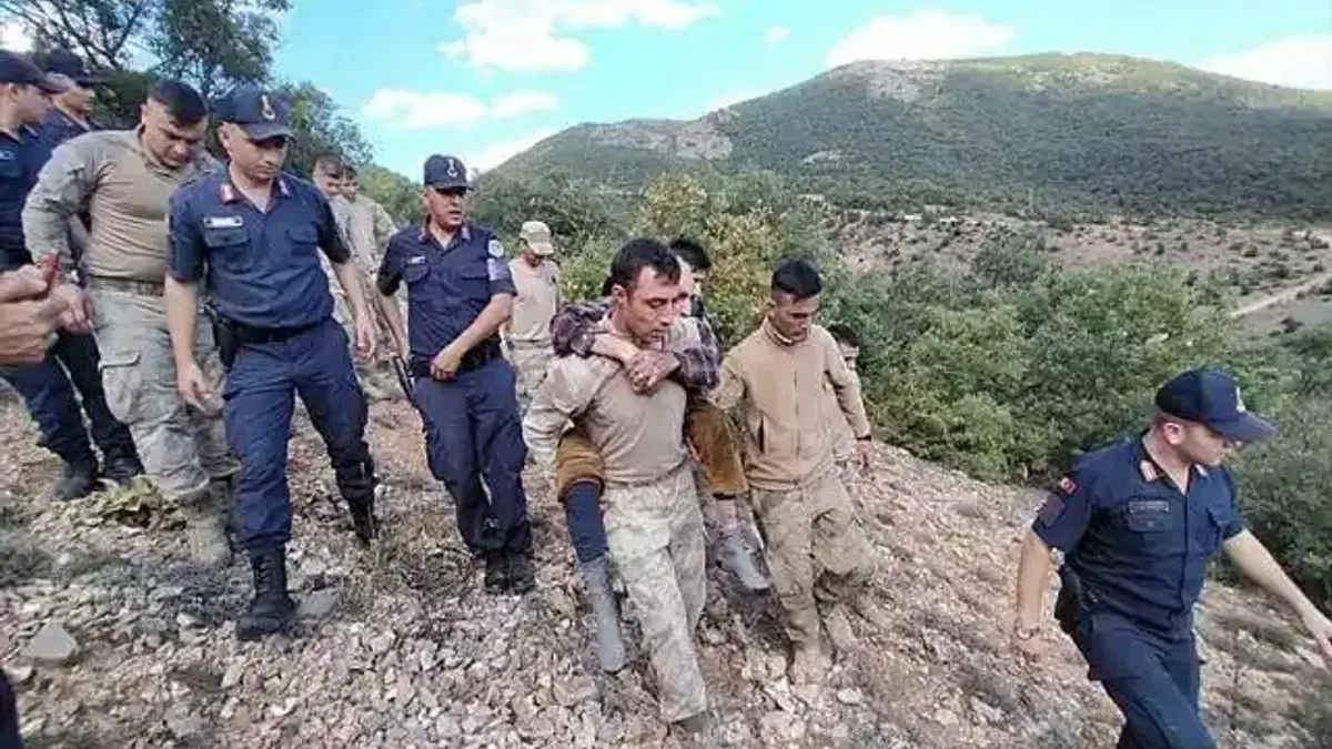 Tokat'ta kaybolan ve iz takip köpeği "Talan"ın bulduğu yaşlı adamı Mehmetçik sırtında taşıdı
