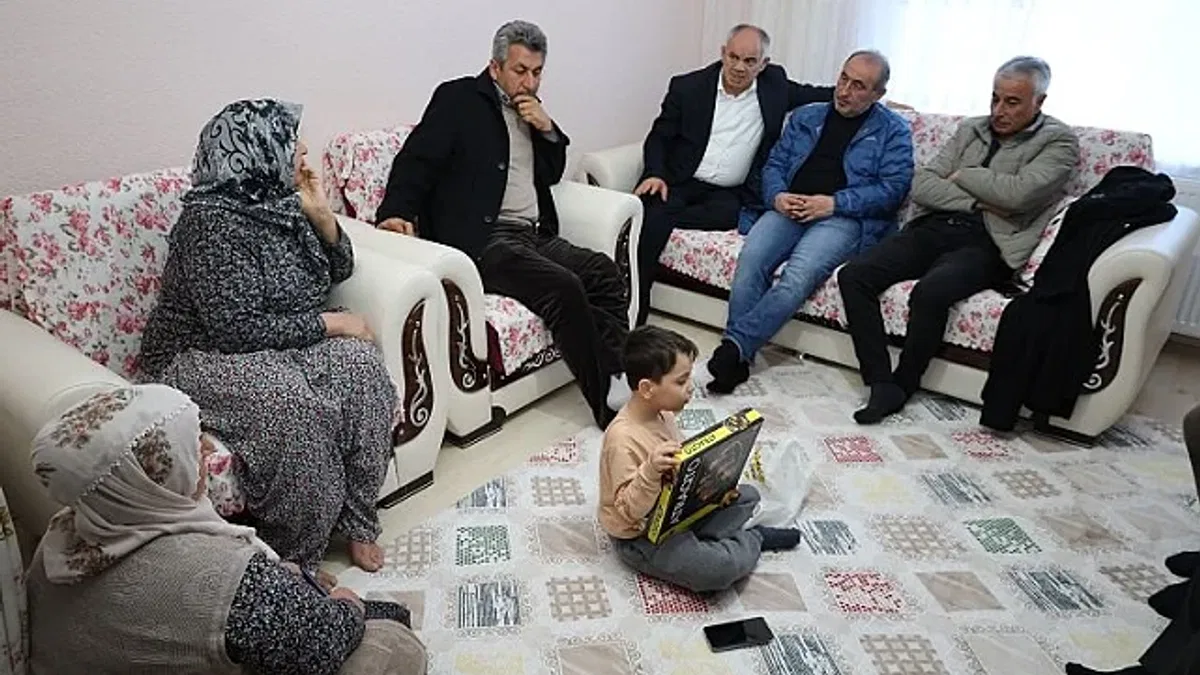 Esat Öztürk'ten depremzedelere ziyaret