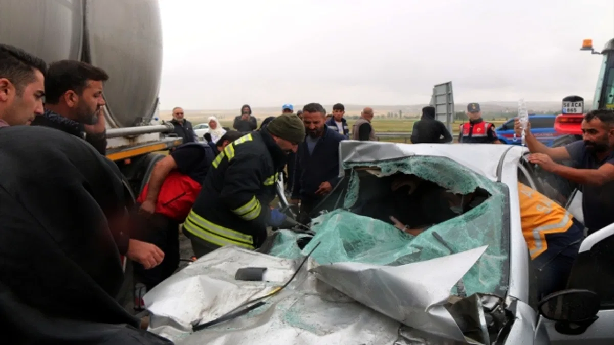 Sivas'ta süt tankeriyle otomobilin çarpıştığı kazada 3 kişi yaralandı