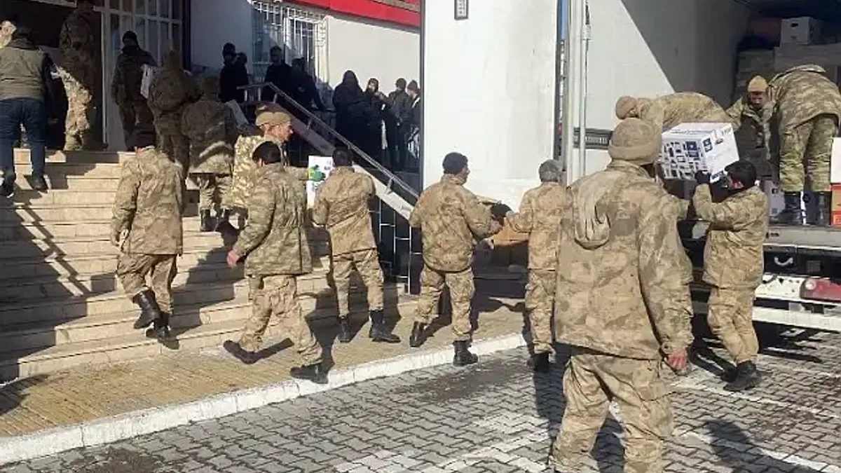 Bingöl Jandarması deprem bölgesinde yaraları sarıyor