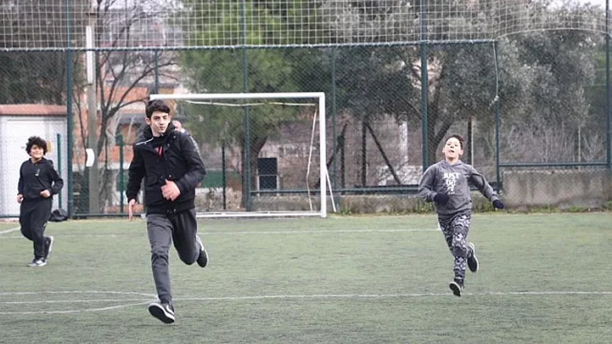 Depremzede çocuklar futbolla moral depoluyor