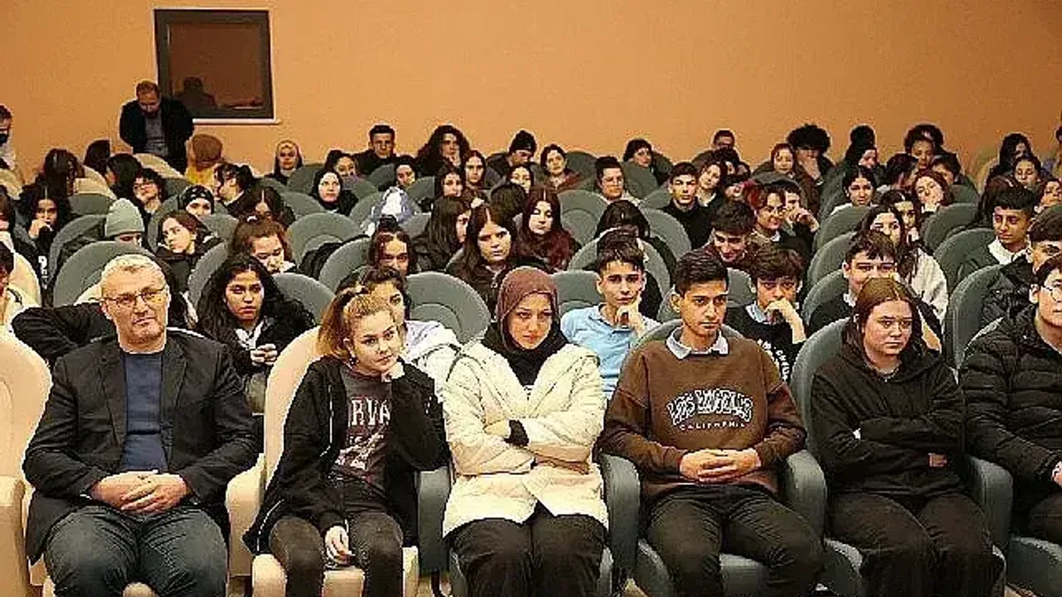 Öğrenciler Şehir Tiyatrosu oyuncularıyla buluştu